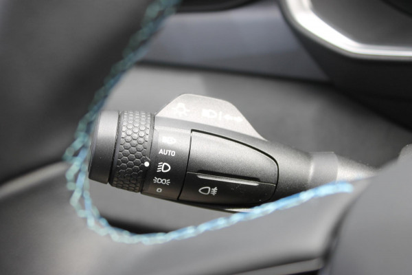 Lynk & Co 01 261PK Automaat Adaptieve Cruise Control / Elektrisch verstelbare voorstoelen / BLIS / Stoelverwarming / Climate Control / Parkeersensoren met 360 gradencamera / Regensensor