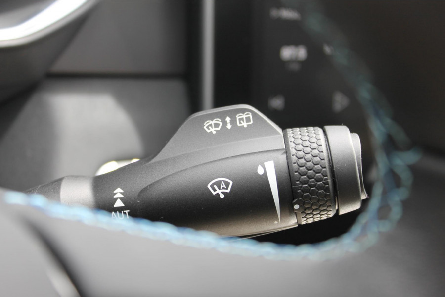Lynk & Co 01 261PK Automaat Adaptieve Cruise Control / Elektrisch verstelbare voorstoelen / BLIS / Stoelverwarming / Climate Control / Parkeersensoren met 360 gradencamera / Regensensor