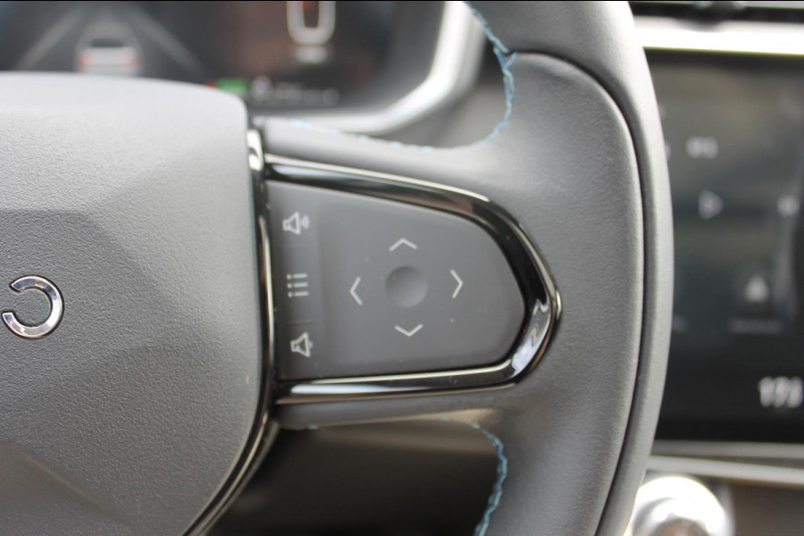 Lynk & Co 01 261PK Automaat Adaptieve Cruise Control / Elektrisch verstelbare voorstoelen / BLIS / Stoelverwarming / Climate Control / Parkeersensoren met 360 gradencamera / Regensensor