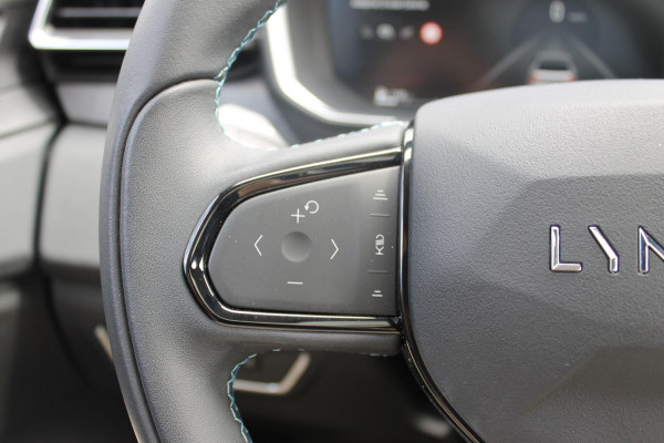 Lynk & Co 01 261PK Automaat Adaptieve Cruise Control / Elektrisch verstelbare voorstoelen / BLIS / Stoelverwarming / Climate Control / Parkeersensoren met 360 gradencamera / Regensensor