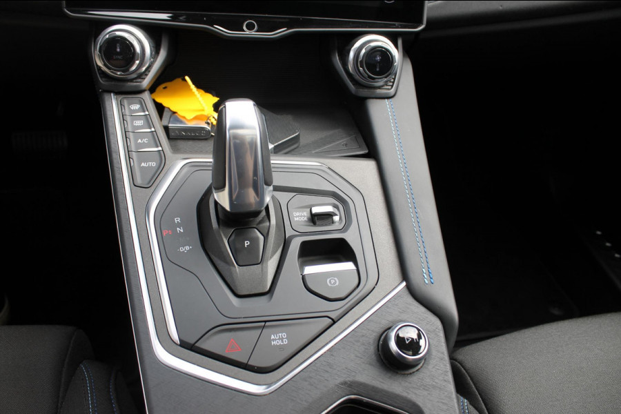 Lynk & Co 01 261PK Automaat Adaptieve Cruise Control / Elektrisch verstelbare voorstoelen / BLIS / Stoelverwarming / Climate Control / Parkeersensoren met 360 gradencamera / Regensensor