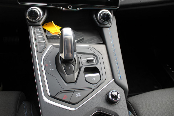 Lynk & Co 01 261PK Automaat Adaptieve Cruise Control / Elektrisch verstelbare voorstoelen / BLIS / Stoelverwarming / Climate Control / Parkeersensoren met 360 gradencamera / Regensensor