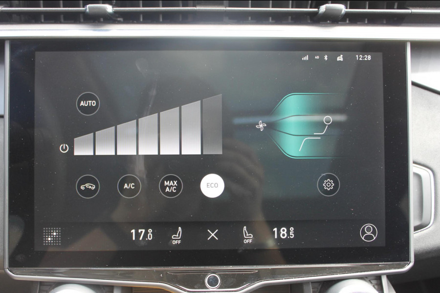 Lynk & Co 01 261PK Automaat Adaptieve Cruise Control / Elektrisch verstelbare voorstoelen / BLIS / Stoelverwarming / Climate Control / Parkeersensoren met 360 gradencamera / Regensensor