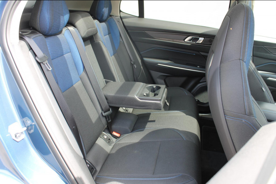 Lynk & Co 01 261PK Automaat Adaptieve Cruise Control / Elektrisch verstelbare voorstoelen / BLIS / Stoelverwarming / Climate Control / Parkeersensoren met 360 gradencamera / Regensensor