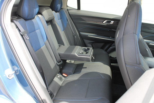 Lynk & Co 01 261PK Automaat Adaptieve Cruise Control / Elektrisch verstelbare voorstoelen / BLIS / Stoelverwarming / Climate Control / Parkeersensoren met 360 gradencamera / Regensensor