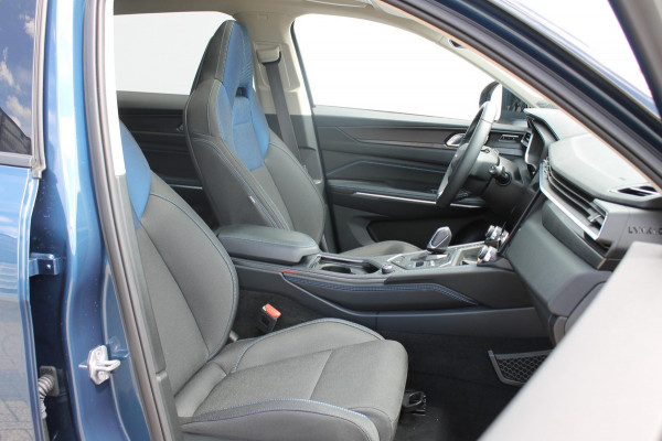 Lynk & Co 01 261PK Automaat Adaptieve Cruise Control / Elektrisch verstelbare voorstoelen / BLIS / Stoelverwarming / Climate Control / Parkeersensoren met 360 gradencamera / Regensensor
