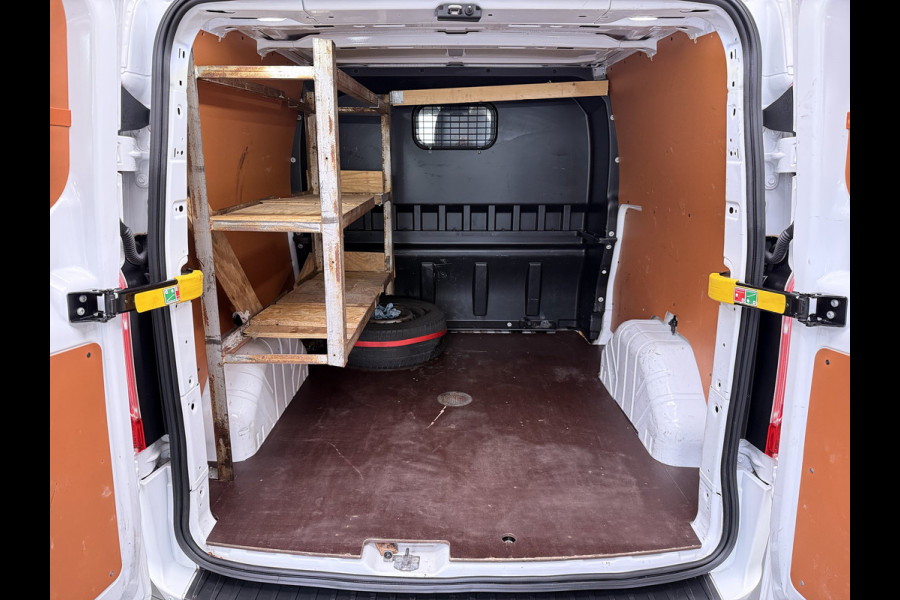 Ford Transit Custom 300 2.0TDCI L2H1 Dubbele Cabine 6-Persoons Trekhaak Navi Camera Cruise Control Imperiaal Airco Stoelverwarming Pdc DC DAB Bluetooth Betonplex Vloer Wandbetimmering 2.750KG Trekgewicht Origineel Nederlandse Auto