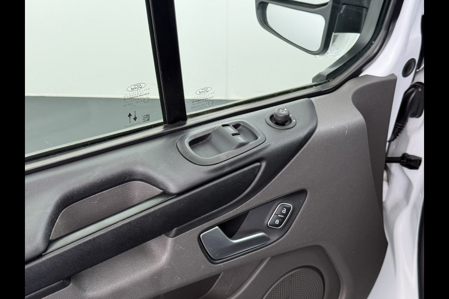Ford Transit Custom 300 2.0TDCI L2H1 Dubbele Cabine 6-Persoons Trekhaak Navi Camera Cruise Control Imperiaal Airco Stoelverwarming Pdc DC DAB Bluetooth Betonplex Vloer Wandbetimmering 2.750KG Trekgewicht Origineel Nederlandse Auto