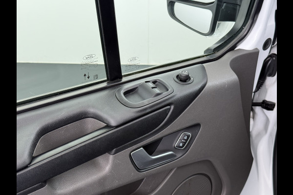 Ford Transit Custom 300 2.0TDCI L2H1 Dubbele Cabine 6-Persoons Trekhaak Navi Camera Cruise Control Imperiaal Airco Stoelverwarming Pdc DC DAB Bluetooth Betonplex Vloer Wandbetimmering 2.750KG Trekgewicht Origineel Nederlandse Auto