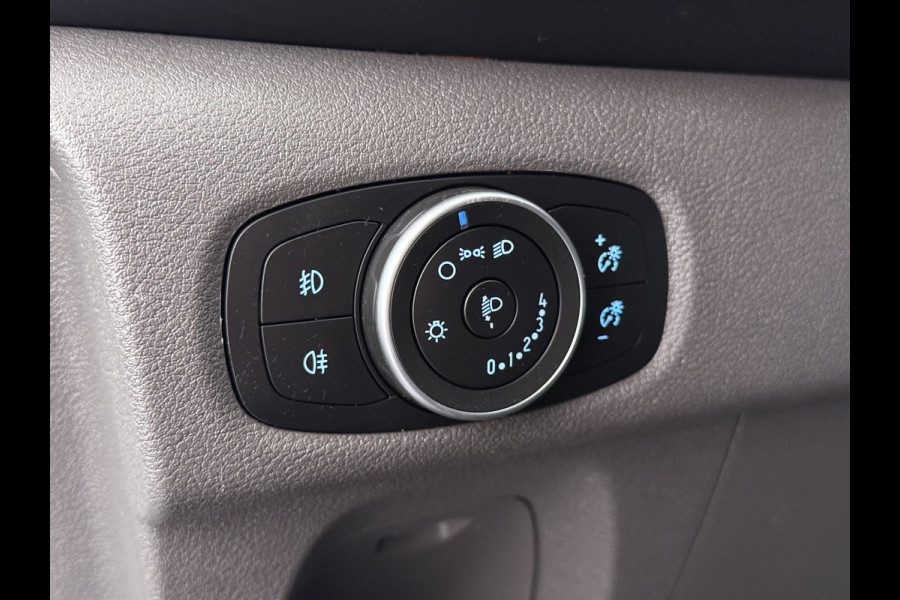 Ford Transit Custom 300 2.0TDCI L2H1 Dubbele Cabine 6-Persoons Trekhaak Navi Camera Cruise Control Imperiaal Airco Stoelverwarming Pdc DC DAB Bluetooth Betonplex Vloer Wandbetimmering 2.750KG Trekgewicht Origineel Nederlandse Auto