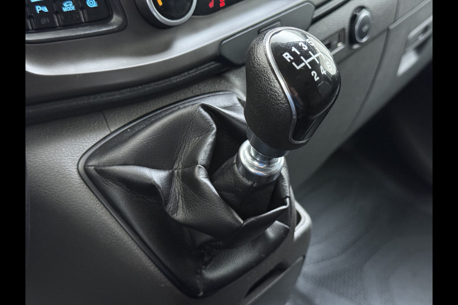 Ford Transit Custom 300 2.0TDCI L2H1 Dubbele Cabine 6-Persoons Trekhaak Navi Camera Cruise Control Imperiaal Airco Stoelverwarming Pdc DC DAB Bluetooth Betonplex Vloer Wandbetimmering 2.750KG Trekgewicht Origineel Nederlandse Auto