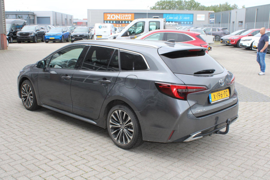 Toyota Corolla Touring Sports 1.8 Hybrid First Edition | Trekhaak | Adaptieve Cruise Control | Stoelverwarming | 17 Inch Lichtmetalen Velgen | Electrische achterklep