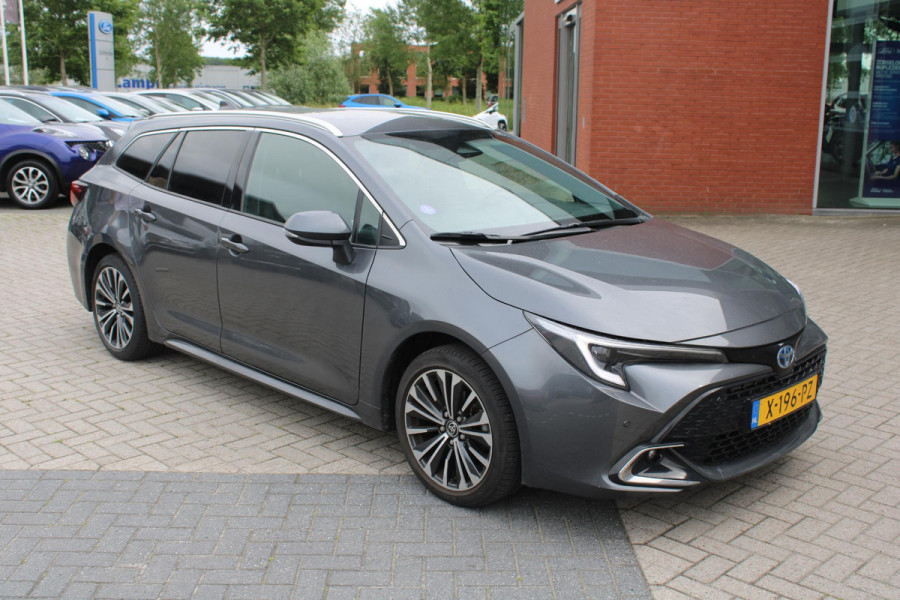 Toyota Corolla Touring Sports 1.8 Hybrid First Edition | Trekhaak | Adaptieve Cruise Control | Stoelverwarming | 17 Inch Lichtmetalen Velgen | Electrische achterklep