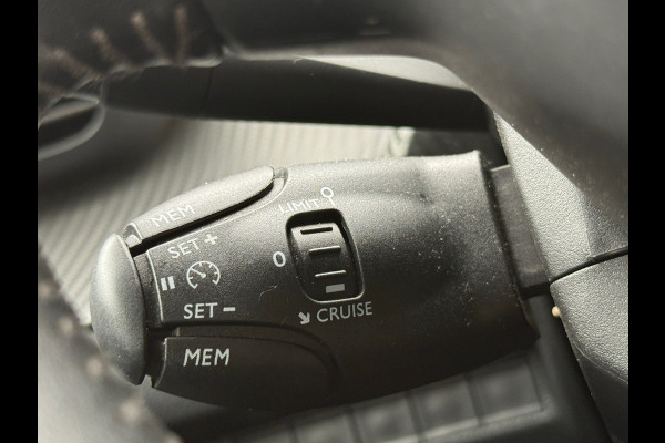 Peugeot 2008 1.2 PureTech Allure / 3D COCKPIT / CAMERA / CAM