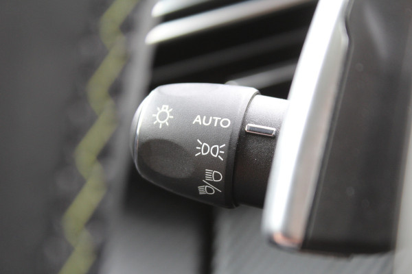 Peugeot 2008 1.2 PureTech 130PK GT-Line Automaat | 3D Cockpit | Leder | Panoramadak | Massage