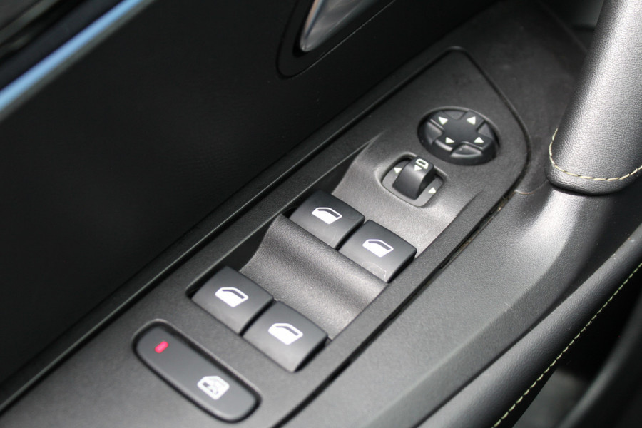 Peugeot 2008 1.2 PureTech 130PK GT-Line Automaat | 3D Cockpit | Leder | Panoramadak | Massage