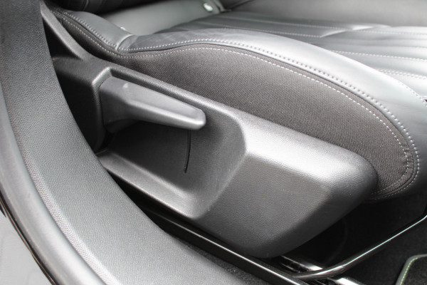 Peugeot 2008 1.2 PureTech 130PK GT-Line Automaat | 3D Cockpit | Leder | Panoramadak | Massage