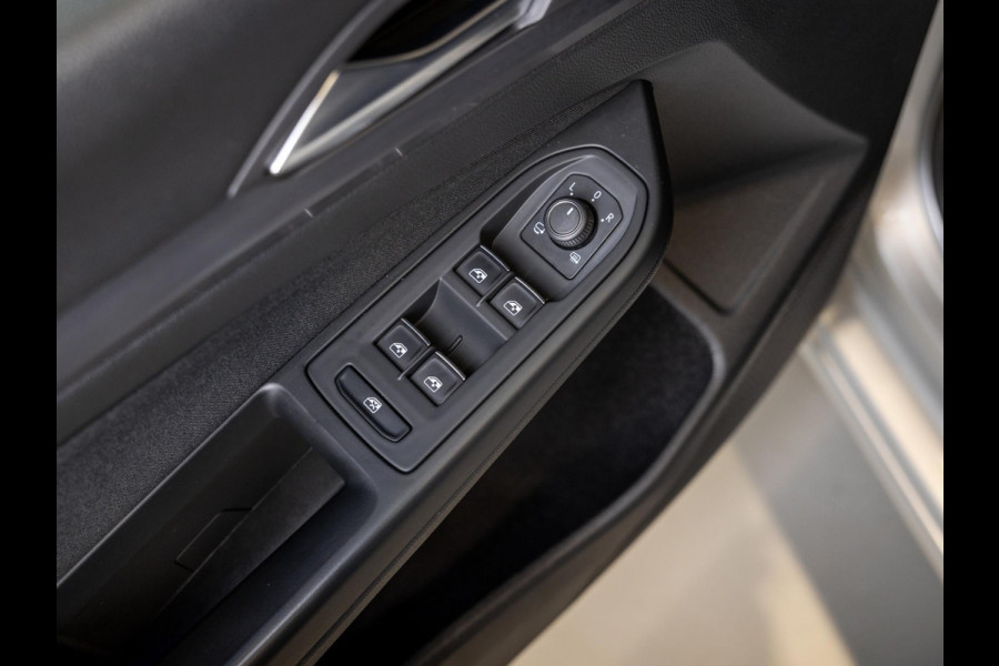 Volkswagen Golf 1.5 eTSI Style 150pk / Elektrisch verstelbare voorstoel(en) met geheugen / Apple carplay / Dodehoek detectie / Adaptieve cruise control / Stoelverwarming