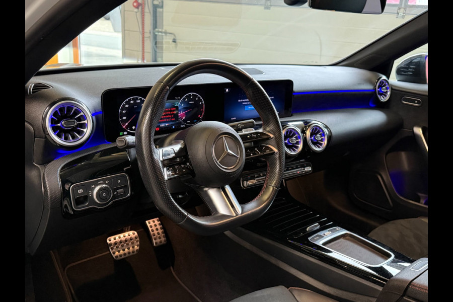 Mercedes-Benz A-Klasse 180 AMG Black Line Automaat, Panoramadak, Navi, Camera