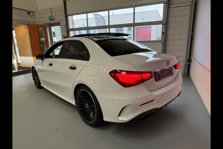 Mercedes-Benz A-Klasse 180 AMG Black Line Automaat, Panoramadak, Navi, Camera