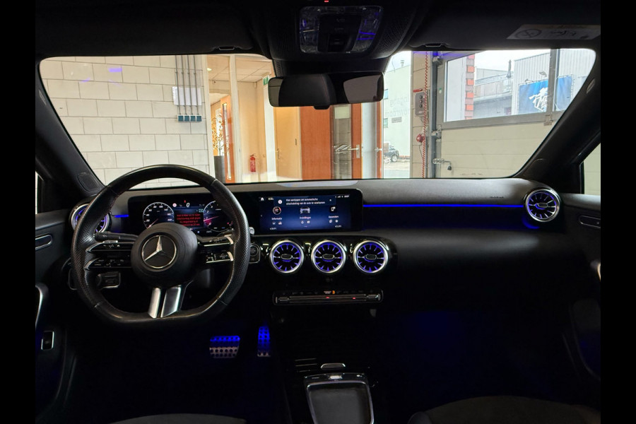 Mercedes-Benz A-Klasse 180 AMG Black Line Automaat, Panoramadak, Navi, Camera