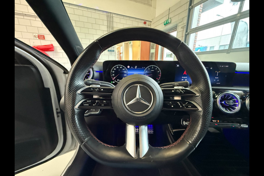 Mercedes-Benz A-Klasse 180 AMG Black Line Automaat, Panoramadak, Navi, Camera