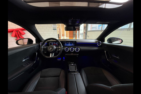 Mercedes-Benz A-Klasse 180 AMG Black Line Automaat, Panoramadak, Navi, Camera
