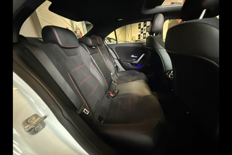 Mercedes-Benz A-Klasse 180 AMG Black Line Automaat, Panoramadak, Navi, Camera