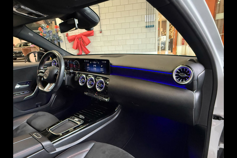 Mercedes-Benz A-Klasse 180 AMG Black Line Automaat, Panoramadak, Navi, Camera