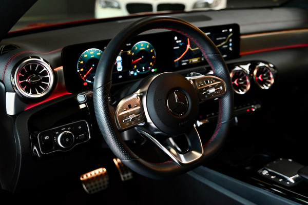 Mercedes-Benz CLA-Klasse 200 4-Matic AMG Line - 360 Camera - Distronic - Keyless Entry - Memory - Multibeam - Panorama -