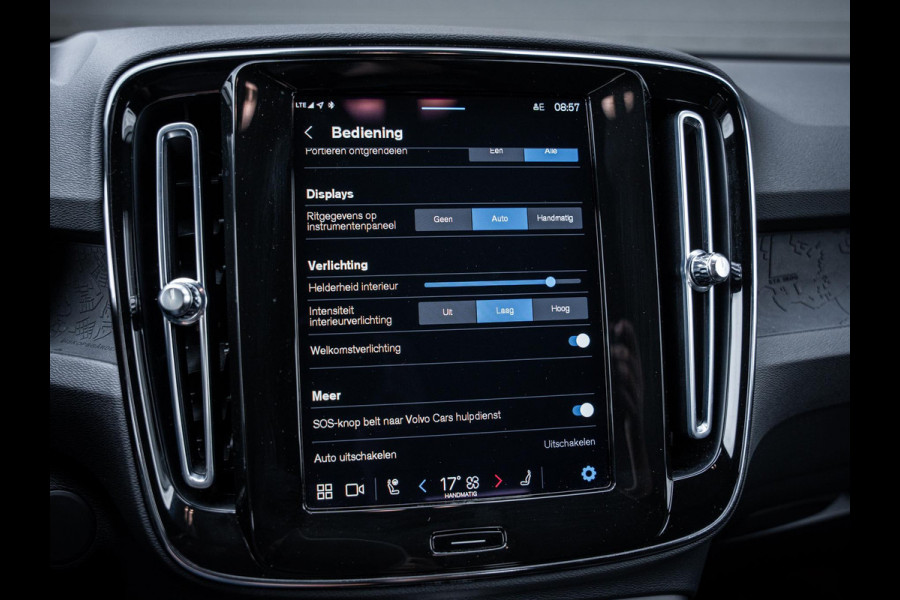 Volvo XC40 Recharge Plus 70kWh - R-Design l 96% SOH l Warmtepomp l Trekhaak l Camera