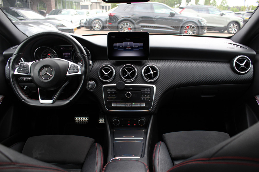 Mercedes-Benz A-Klasse 180 Sport Edition AMG / Camera / Navigatie / Leder&Alcantara / 18'' / Stoelverwarming / Cruise Control