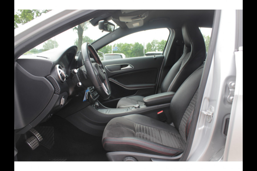 Mercedes-Benz A-Klasse 180 Sport Edition AMG / Camera / Navigatie / Leder&Alcantara / 18'' / Stoelverwarming / Cruise Control