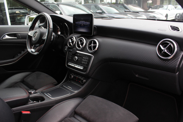Mercedes-Benz A-Klasse 180 Sport Edition AMG / Camera / Navigatie / Leder&Alcantara / 18'' / Stoelverwarming / Cruise Control