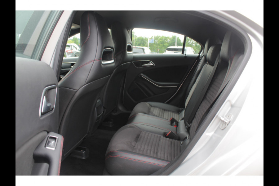 Mercedes-Benz A-Klasse 180 Sport Edition AMG / Camera / Navigatie / Leder&Alcantara / 18'' / Stoelverwarming / Cruise Control