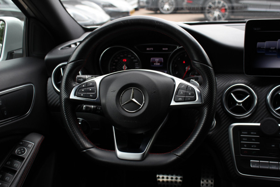Mercedes-Benz A-Klasse 180 Sport Edition AMG / Camera / Navigatie / Leder&Alcantara / 18'' / Stoelverwarming / Cruise Control