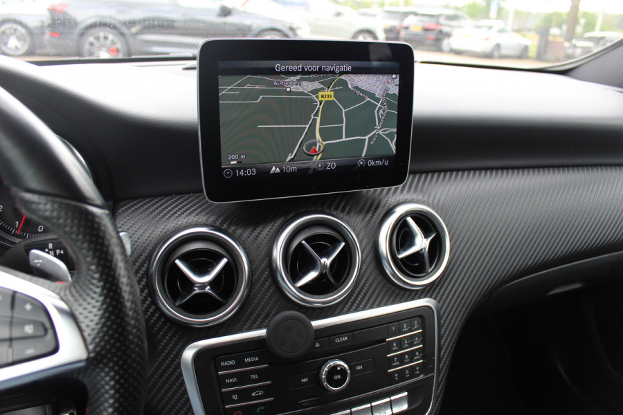 Mercedes-Benz A-Klasse 180 Sport Edition AMG / Camera / Navigatie / Leder&Alcantara / 18'' / Stoelverwarming / Cruise Control