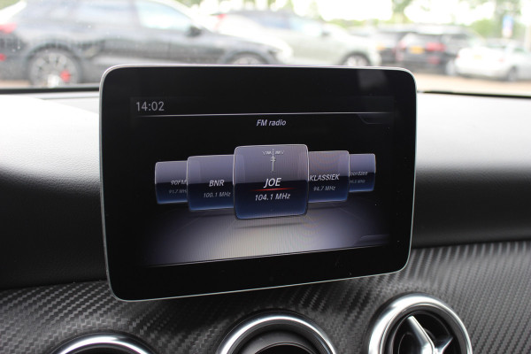 Mercedes-Benz A-Klasse 180 Sport Edition AMG / Camera / Navigatie / Leder&Alcantara / 18'' / Stoelverwarming / Cruise Control