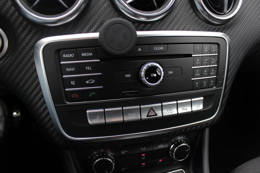 Mercedes-Benz A-Klasse 180 Sport Edition AMG / Camera / Navigatie / Leder&Alcantara / 18'' / Stoelverwarming / Cruise Control
