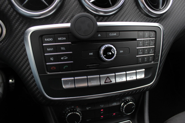 Mercedes-Benz A-Klasse 180 Sport Edition AMG / Camera / Navigatie / Leder&Alcantara / 18'' / Stoelverwarming / Cruise Control
