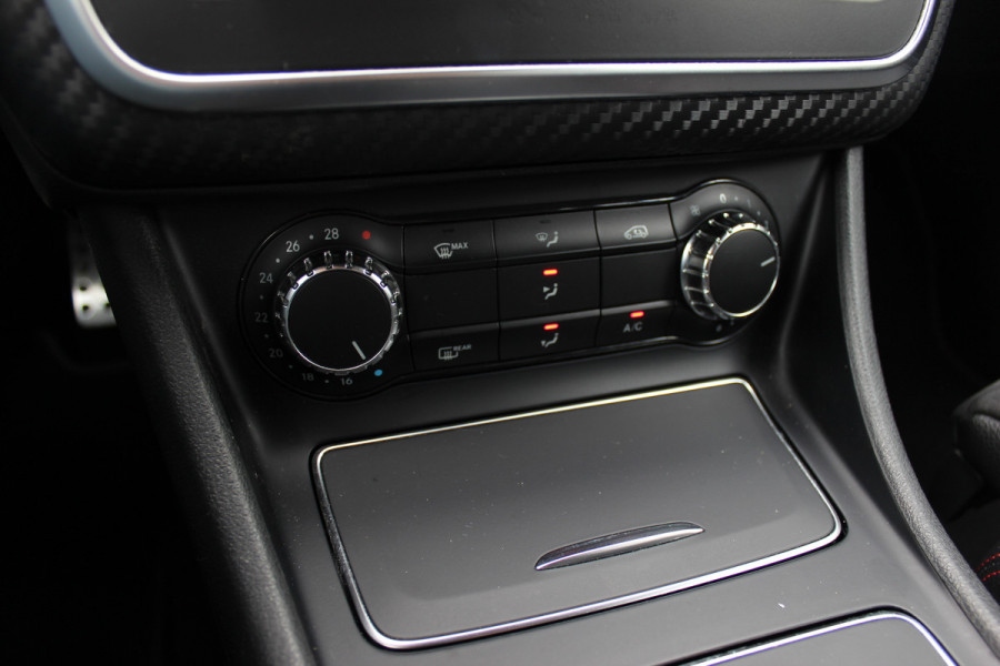 Mercedes-Benz A-Klasse 180 Sport Edition AMG / Camera / Navigatie / Leder&Alcantara / 18'' / Stoelverwarming / Cruise Control