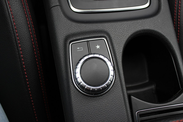 Mercedes-Benz A-Klasse 180 Sport Edition AMG / Camera / Navigatie / Leder&Alcantara / 18'' / Stoelverwarming / Cruise Control