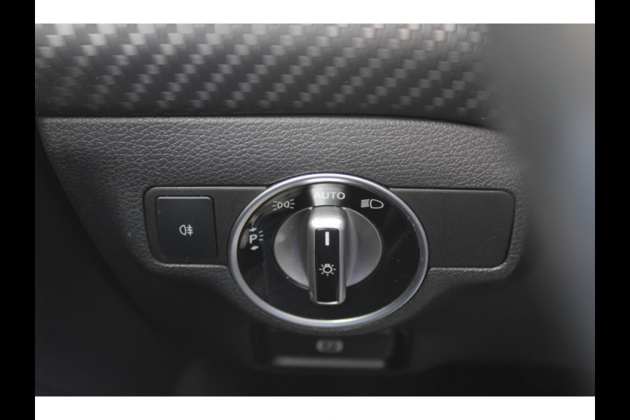 Mercedes-Benz A-Klasse 180 Sport Edition AMG / Camera / Navigatie / Leder&Alcantara / 18'' / Stoelverwarming / Cruise Control