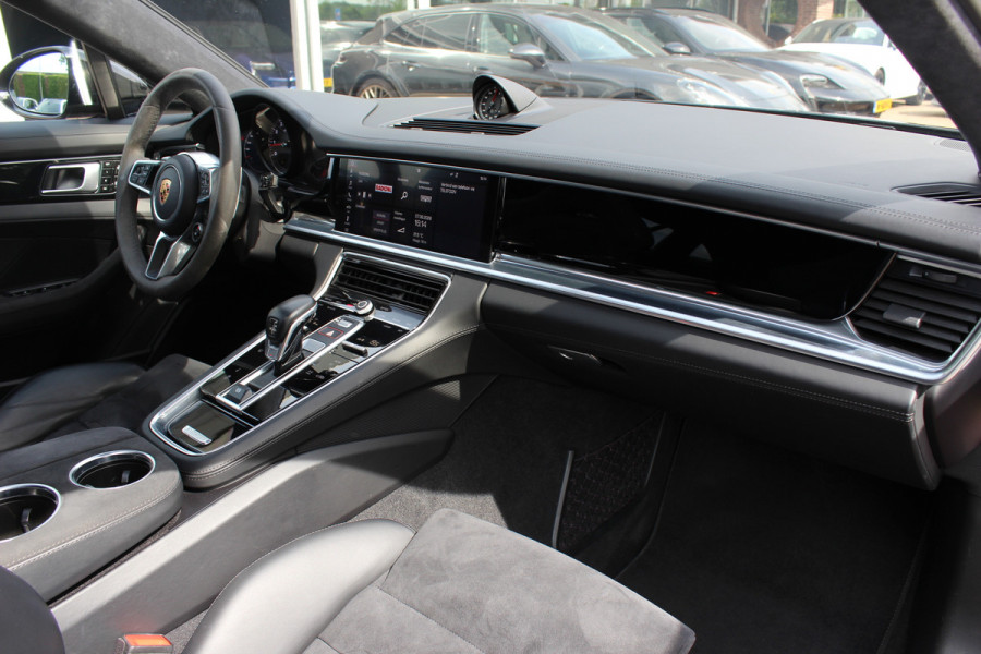 Porsche Panamera Sport Turismo 4.0 GTS / Panoramadak / Camera / Luchtvering / Softclose / Bose / Keyless / 21'' / Sportchrono+Design / Stoel+Stuurverwamring / Dodehoek / DAB / ACC