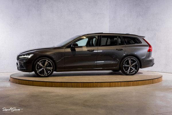 Volvo V60 2.0 T8 Plug-in hybrid AWD Ultimate Dark | Bowers&Wilkins | Panorama dak | Zwenkbare trekhaak | Stoelverkoeling+massage |