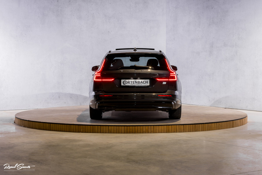 Volvo V60 2.0 T8 Plug-in hybrid AWD Ultimate Dark | Bowers&Wilkins | Panorama dak | Zwenkbare trekhaak | Stoelverkoeling+massage |