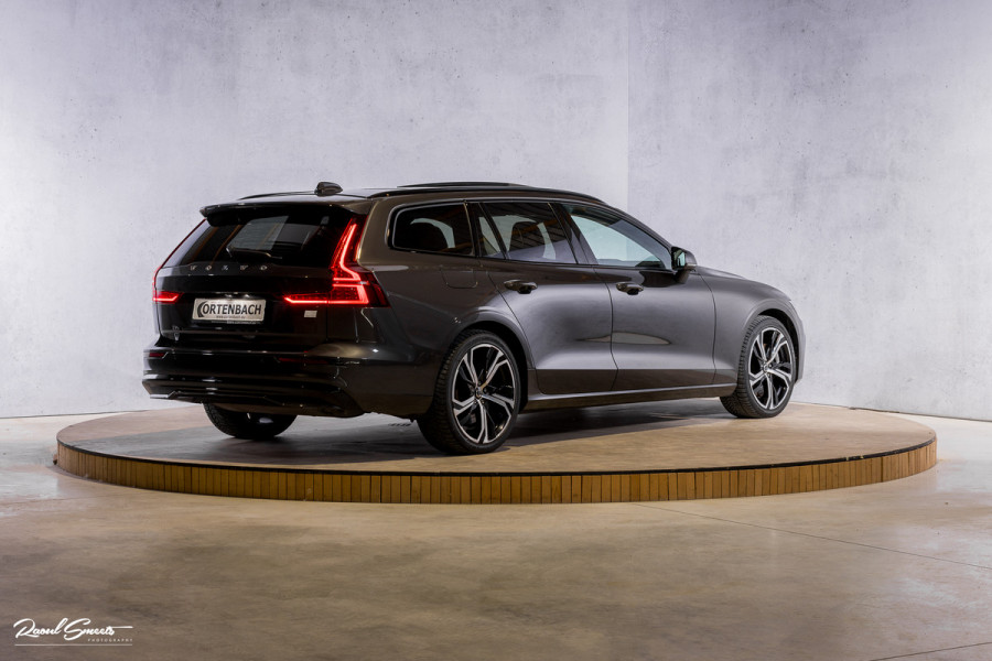 Volvo V60 2.0 T8 Plug-in hybrid AWD Ultimate Dark | Bowers&Wilkins | Panorama dak | Zwenkbare trekhaak | Stoelverkoeling+massage |