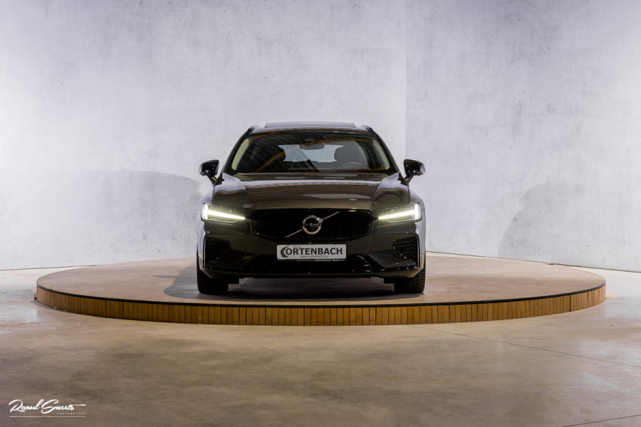 Volvo V60 2.0 T8 Plug-in hybrid AWD Ultimate Dark | Bowers&Wilkins | Panorama dak | Zwenkbare trekhaak | Stoelverkoeling+massage |