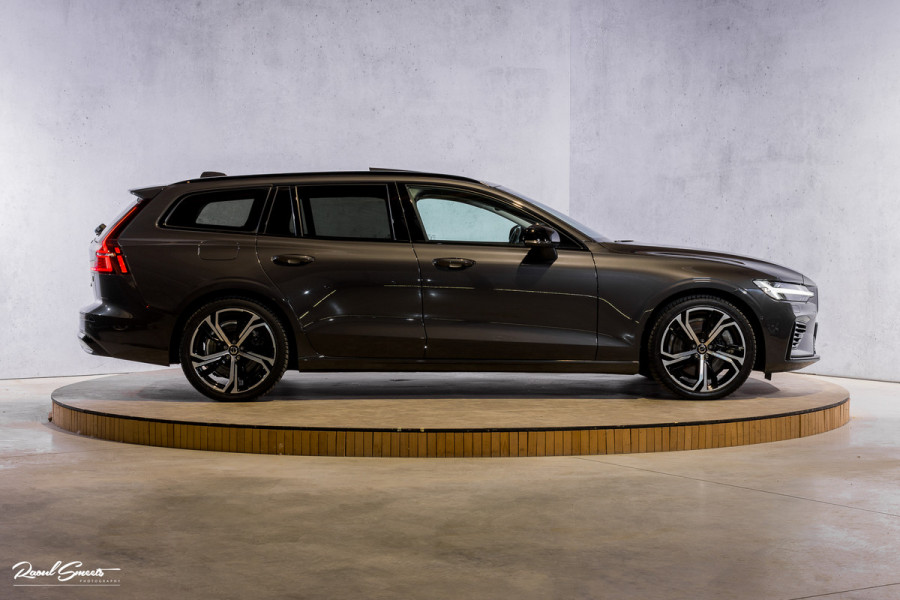 Volvo V60 2.0 T8 Plug-in hybrid AWD Ultimate Dark | Bowers&Wilkins | Panorama dak | Zwenkbare trekhaak | Stoelverkoeling+massage |