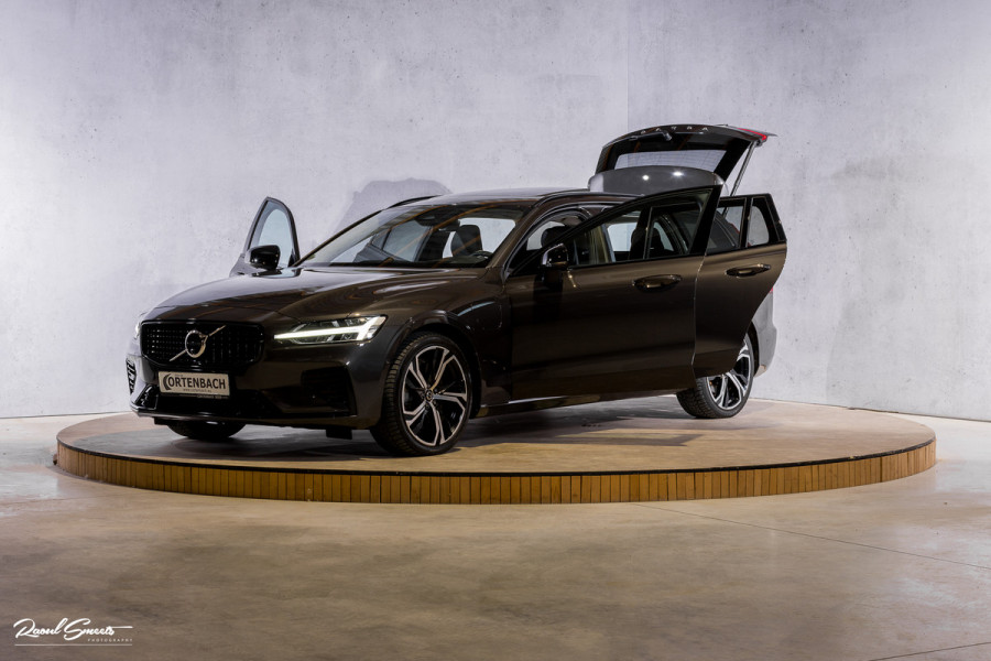Volvo V60 2.0 T8 Plug-in hybrid AWD Ultimate Dark | Bowers&Wilkins | Panorama dak | Zwenkbare trekhaak | Stoelverkoeling+massage |
